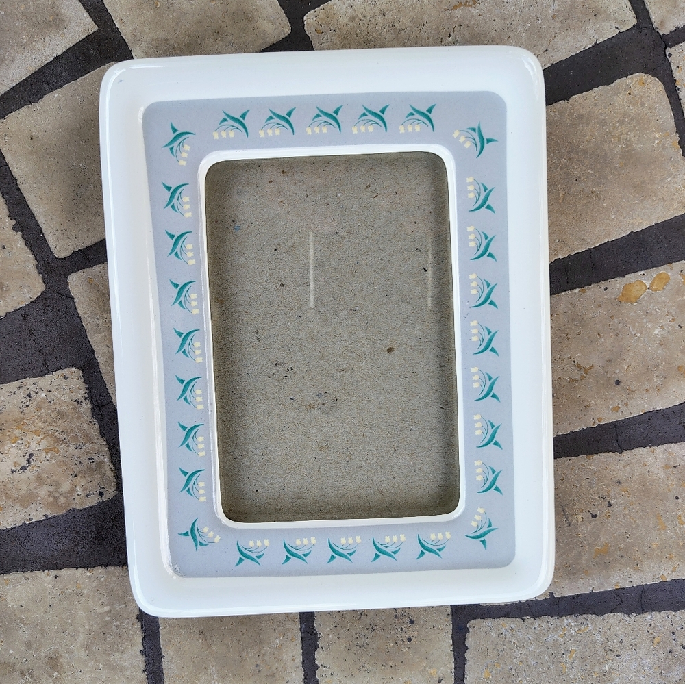 Vintage Hallmark Ceramic White Lily Picture Frame 4x5in. Holds 2.5x3.5in Photo